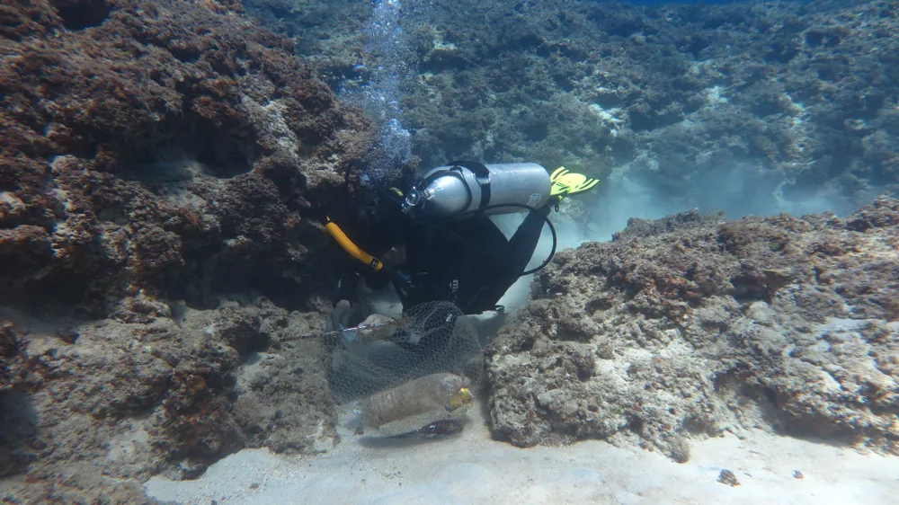 Các vỏ chai nhựa ở dưới đáy biển