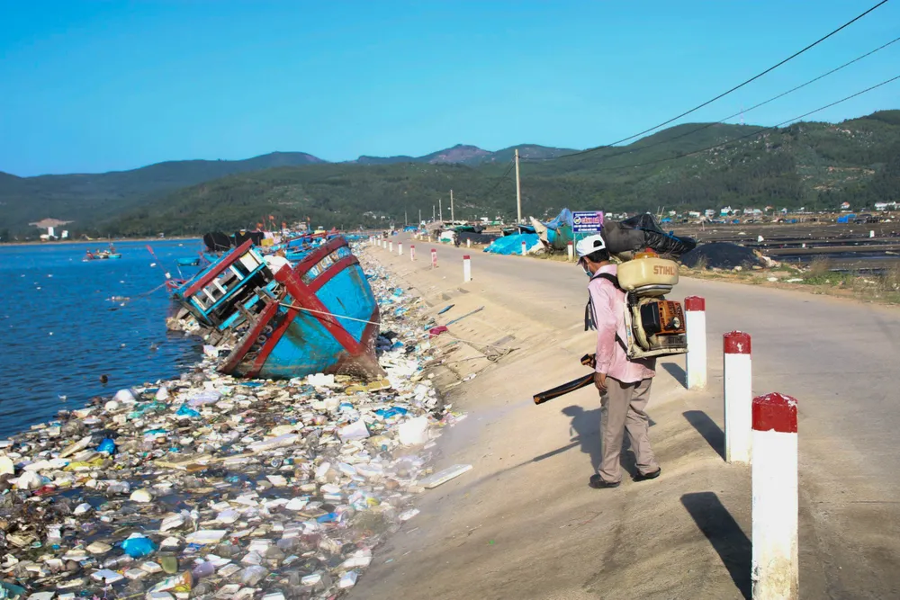 Lực lượng y tế phun thuốc tiêu độc khử trùng Lực lượng y tế phun thuốc tiêu độc khử trùng