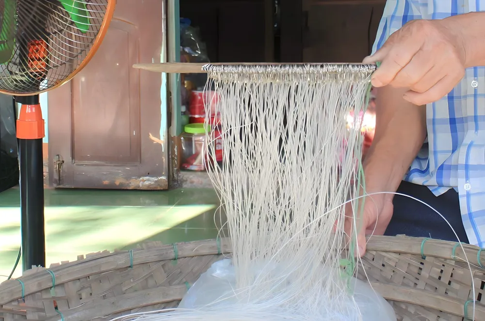 Nẹp tre đầy lưỡi câu nhỏ như chiếc đinh. Ảnh: NGUYỄN TRANG Nẹp tre đầy lưỡi câu nhỏ như chiếc đinh. Ảnh: NGUYỄN TRANG