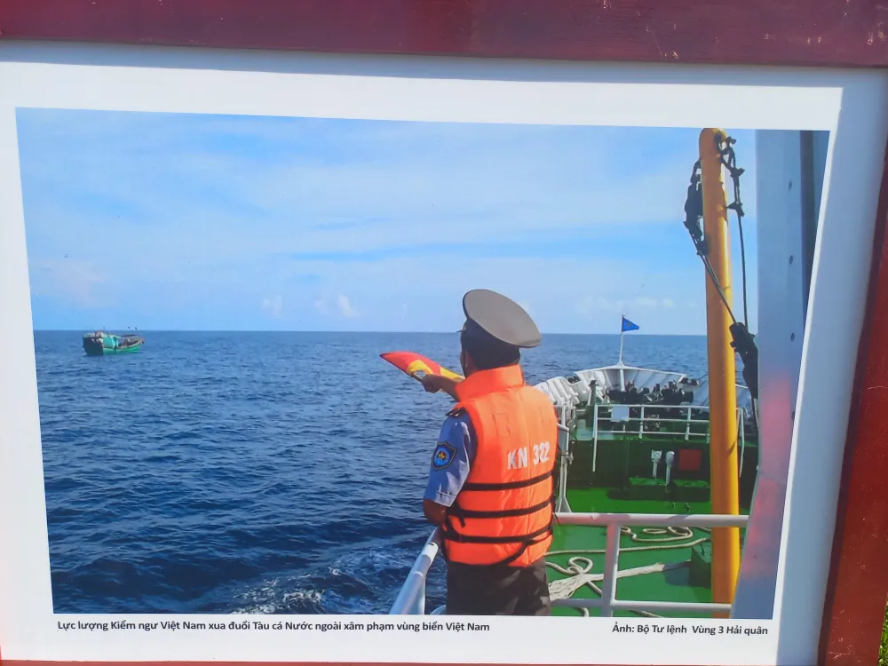 Tác phẩm "Lực lượng Kiểm ngư Việt Nam xua đuổi tàu cá nước ngoài xâm phạm vùng biển Việt Nam" của Bộ tư lệnh Vùng 3 Hải quân Tác phẩm "Lực lượng Kiểm ngư Việt Nam xua đuổi tàu cá nước ngoài xâm phạm vùng biển Việt Nam" của Bộ tư lệnh Vùng 3 Hải quân