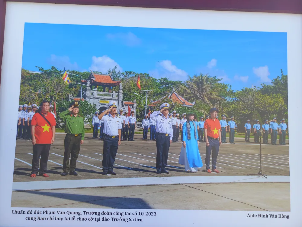 Lễ chào cờ tại đảo Trường Sa lớn của tác giả Đinh Văn Hồng Lễ chào cờ tại đảo Trường Sa lớn của tác giả Đinh Văn Hồng