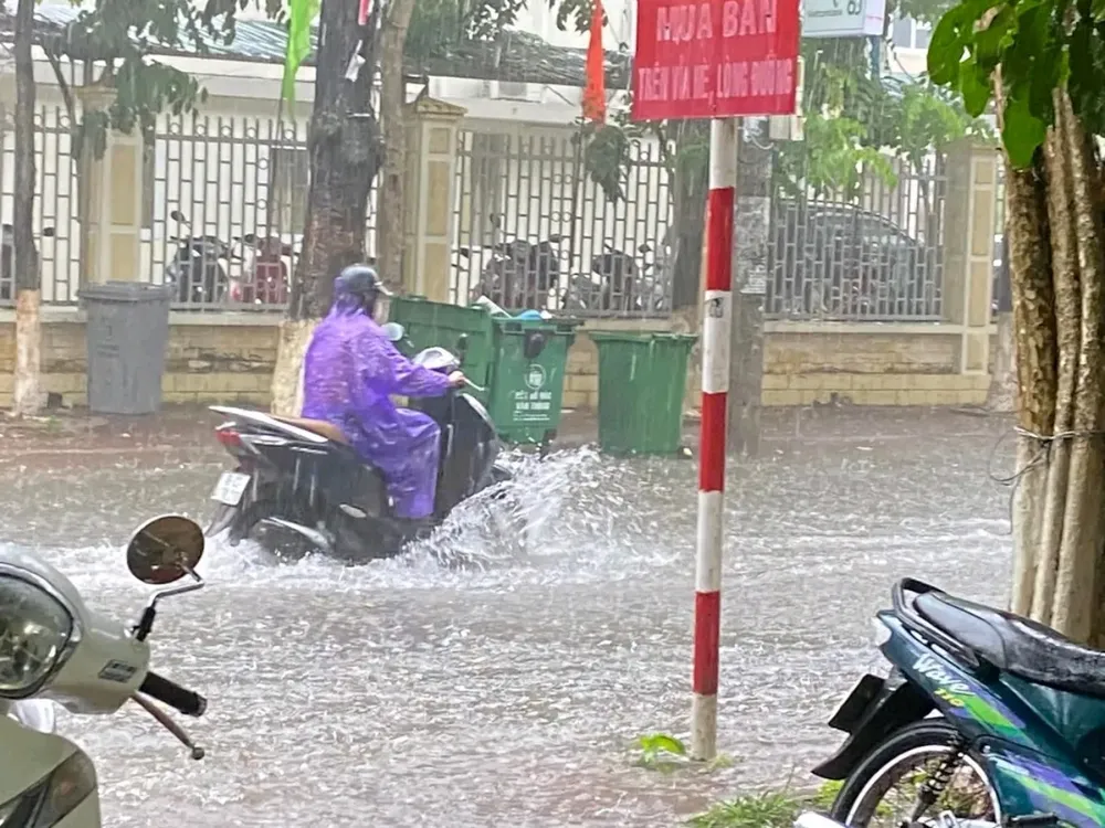 Mưa lớn bắt đầu từ chiều 29-8 và đến tối cùng ngày vẫn chưa dứt