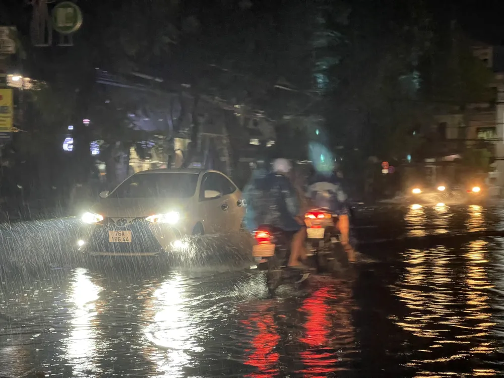 Nhiều tuyến đường TP Quảng Ngãi bị ngập