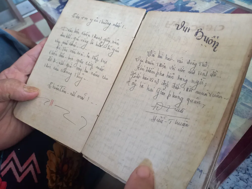 Cuốn nhật ký ghi chép những kỷ niệm trong suốt những năm kháng chiến. Ảnh: NGUYỄN TRANG Cuốn nhật ký ghi chép những kỷ niệm trong suốt những năm kháng chiến. Ảnh: NGUYỄN TRANG