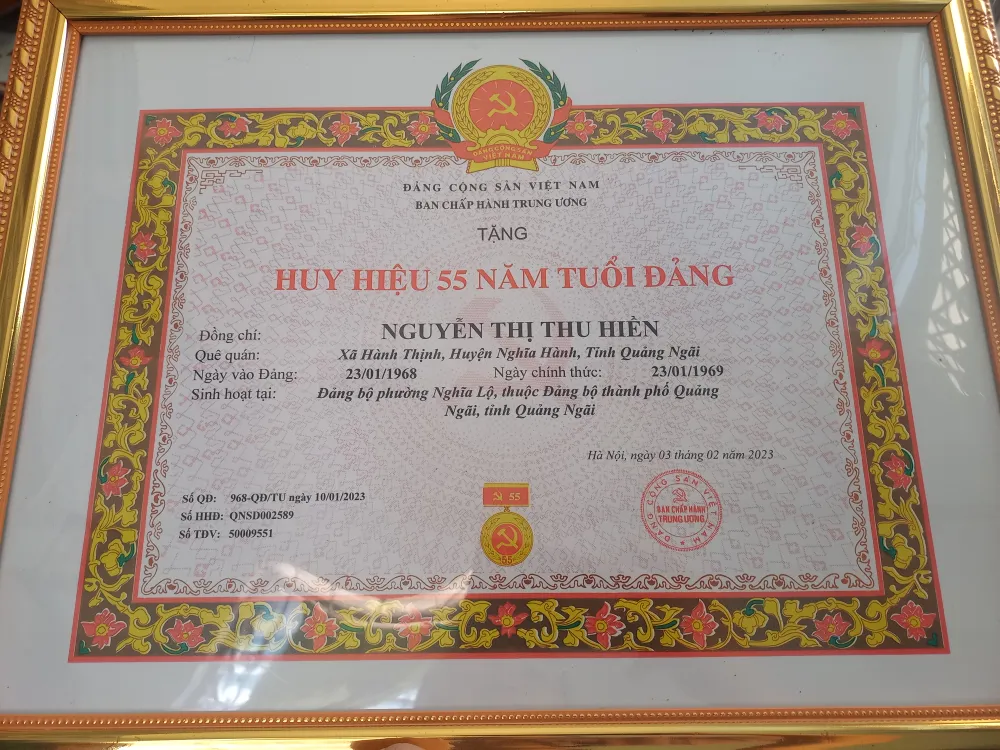 Bà Hiền nhận Huy hiệu 55 năm tuổi Đảng. Ảnh: NGUYỄN TRANG Bà Hiền nhận Huy hiệu 55 năm tuổi Đảng. Ảnh: NGUYỄN TRANG