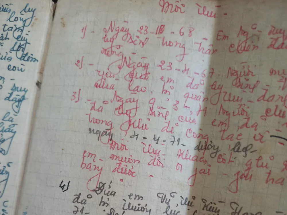 Bà Hiền ghi từng dòng chữ về nỗi đau khi lần lượt từng người thân là cha, mẹ, anh chị hy sinh. Ảnh: NGUYỄN TRANG Bà Hiền ghi từng dòng chữ về nỗi đau khi lần lượt từng người thân là cha, mẹ, anh chị hy sinh. Ảnh: NGUYỄN TRANG
