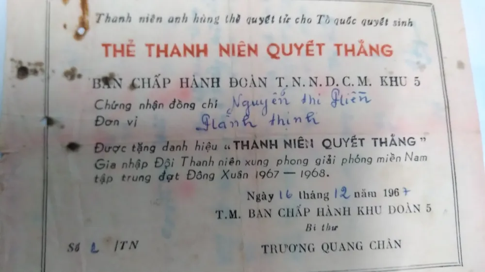 Thẻ Thanh niên quyết thắng được bà giữ gìn. Ảnh: NGUYỄN TRANG Thẻ Thanh niên quyết thắng được bà giữ gìn. Ảnh: NGUYỄN TRANG