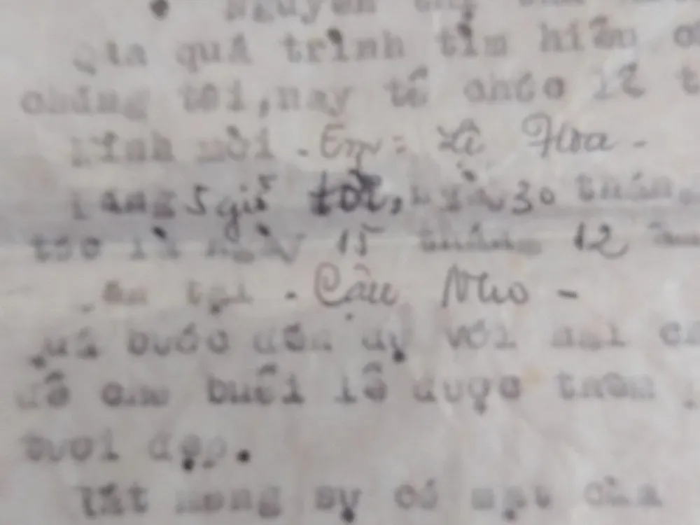 Một dòng ghi thiệp cưới của bà Hiền, bà chia sẻ vào thời chiến, bà đã nhờ đánh máy thiệp. Ảnh: NGUYỄN TRANG Một dòng ghi thiệp cưới của bà Hiền, bà chia sẻ vào thời chiến, bà đã nhờ đánh máy thiệp. Ảnh: NGUYỄN TRANG