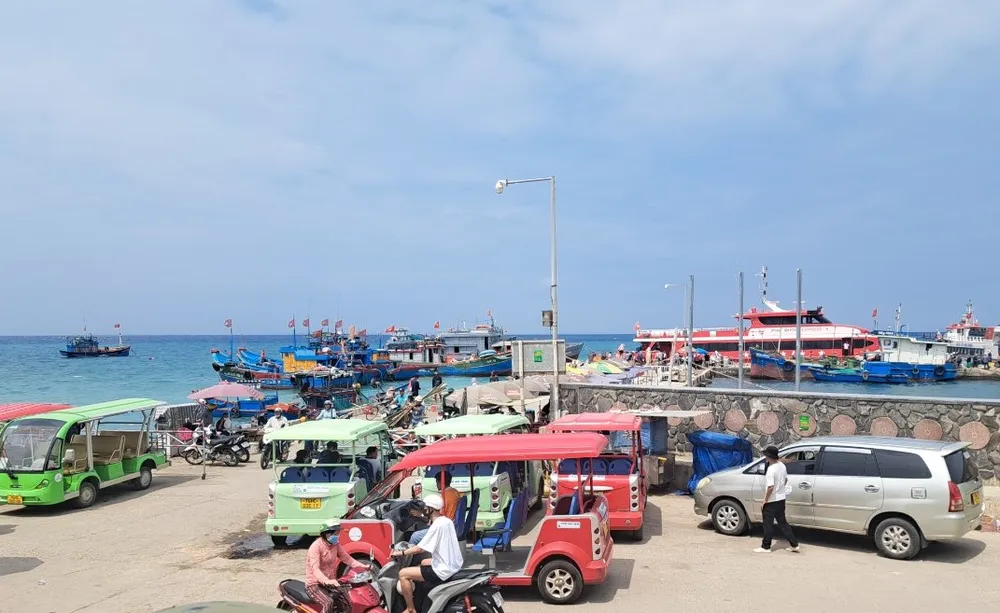 Du khách tham quan đảo Lý Sơn dịp lễ giảm đến 60% so với năm ngoái do lo ngại tình hình thời tiết Du khách tham quan đảo Lý Sơn dịp lễ giảm đến 60% so với năm ngoái do lo ngại tình hình thời tiết