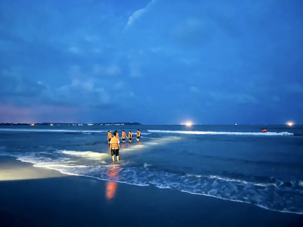 Lực lượng chức năng tìm kiếm tại vùng biển Mỹ Khê (TP Quảng Ngãi)