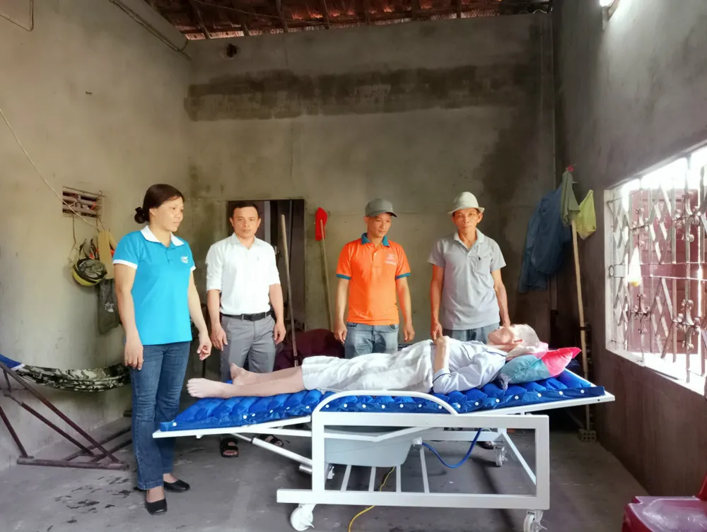 Tặng giường y tế đa năng cho người già ở xã Hành Thuận. Ảnh: NVCC