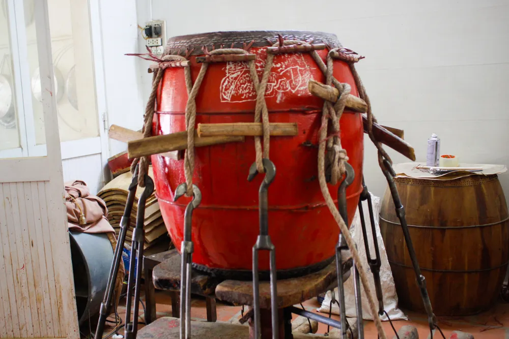 Một chiếc trống đang được bưng, bịt mặt trống bằng cách dùng dây thừng căng da trâu. Ảnh: NGUYỄN TRANG Một chiếc trống đang được bưng, bịt mặt trống bằng cách dùng dây thừng căng da trâu. Ảnh: NGUYỄN TRANG
