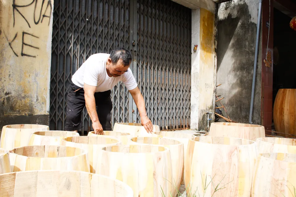 Ông Thắng đang phơi thân trống sau khi đã hoàn thành lắp ráp các thanh gỗ mít. Ảnh: NGUYỄN TRANG Ông Thắng đang phơi thân trống sau khi đã hoàn thành lắp ráp các thanh gỗ mít. Ảnh: NGUYỄN TRANG