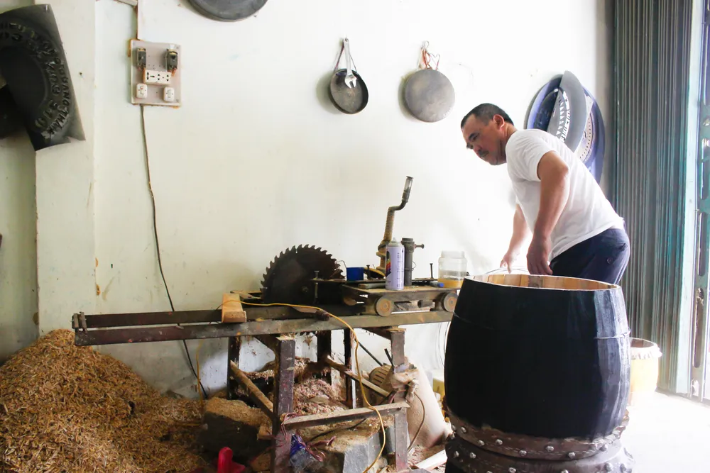 Ông Thắng dùng máy móc để cắt xẻ thanh gỗ mít, xoan đào. Ảnh: NGUYỄN TRANG Ông Thắng dùng máy móc để cắt xẻ thanh gỗ mít, xoan đào. Ảnh: NGUYỄN TRANG