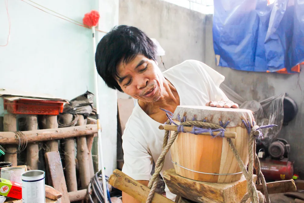 Theo ông Khánh, ở làng Đọi Tam vào mùa Tết Trung thu rất bận rộn, nhưng người ở xa quê lập nghiệp nếu cần thì mọi người đều vào giúp đỡ. Ảnh: NGUYỄN TRANG Theo ông Khánh, ở làng Đọi Tam vào mùa Tết Trung thu rất bận rộn, nhưng người ở xa quê lập nghiệp nếu cần thì mọi người đều vào giúp đỡ. Ảnh: NGUYỄN TRANG