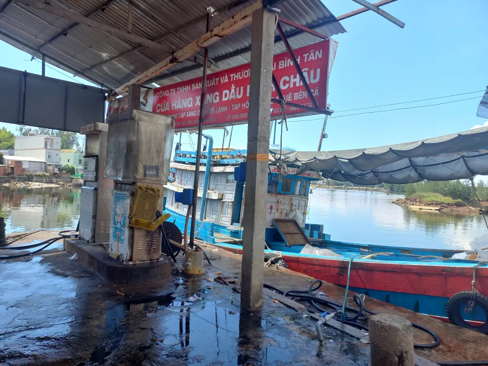 Cửa hàng xăng dầu tại cảng Sa Kỳ, xã Bình Châu, huyện Bình Sơn, tỉnh Quảng Ngãi. Ảnh: NGUYỄN TRANG Cửa hàng xăng dầu tại cảng Sa Kỳ, xã Bình Châu, huyện Bình Sơn, tỉnh Quảng Ngãi. Ảnh: NGUYỄN TRANG