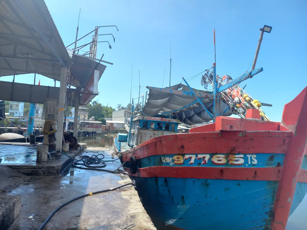 Tàu QNg-97765 TS đang tiếp nhiên liệu. Ảnh: NGUYỄN TRANG Tàu QNg-97765 TS đang tiếp nhiên liệu. Ảnh: NGUYỄN TRANG