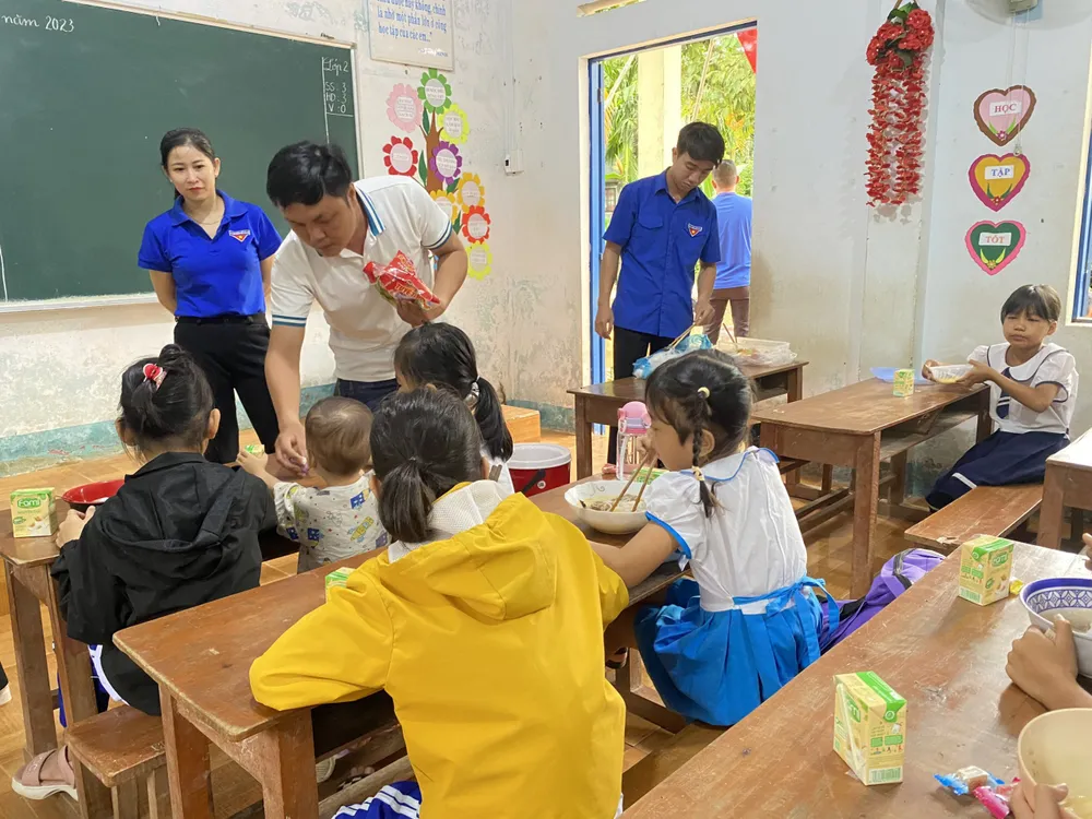 Tổ chức "Bữa sáng yêu thương" cho tất cả học sinh ở xóm Đèo. Ảnh: Đoàn xã Hành Dũng Tổ chức "Bữa sáng yêu thương" cho tất cả học sinh ở xóm Đèo. Ảnh: Đoàn xã Hành Dũng