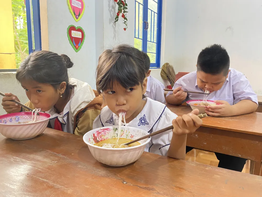 Học sinh xóm Đèo rất thích ăn bún nên Đoàn xã đã tổ chức đi chợ, nấu bún. Ảnh: Đoàn xã Hành Dũng Học sinh xóm Đèo rất thích ăn bún nên Đoàn xã đã tổ chức đi chợ, nấu bún. Ảnh: Đoàn xã Hành Dũng