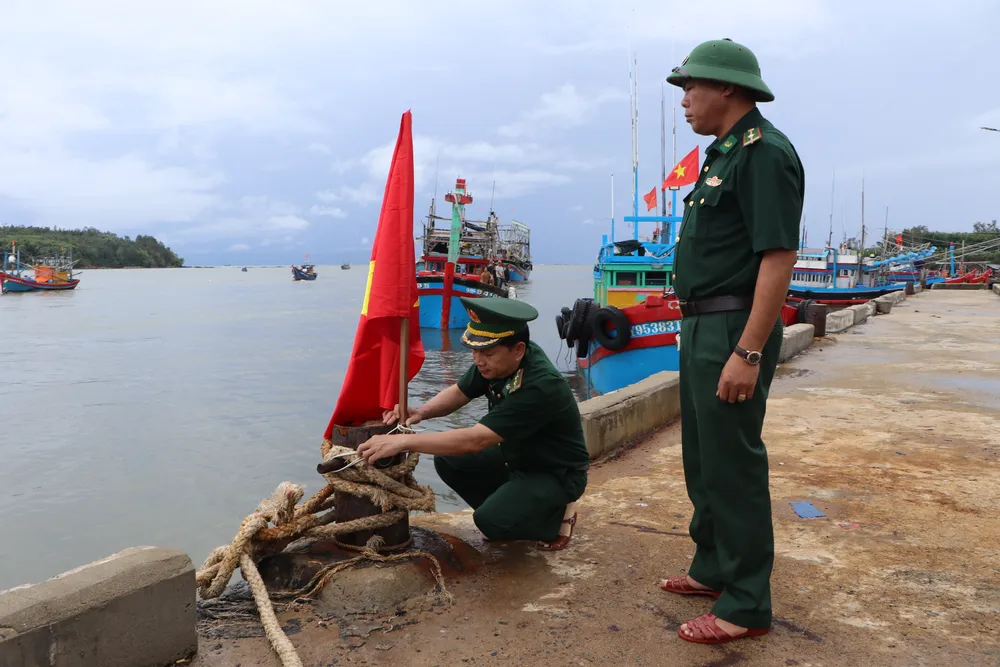Trạm Kiểm soát biên phòng Tịnh Kỳ hướng dẫn neo buộc tàu thuyền