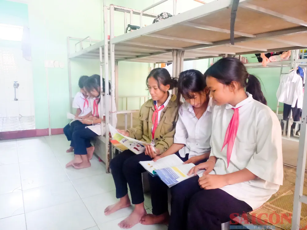 Các em có nơi ăn, chốn ở thuận lợi khi đến trường. Ảnh: NGUYỄN TRANG