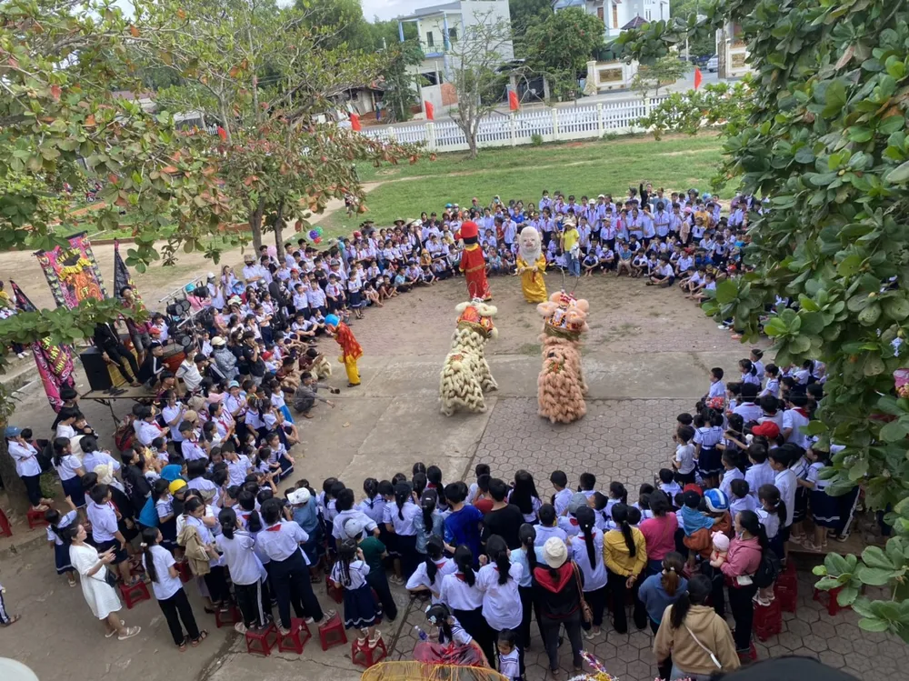 Các em tập trung vòng tròn quanh những "chú lân". Ảnh: NGUYỄN TRANG Các em tập trung vòng tròn quanh những "chú lân". Ảnh: NGUYỄN TRANG