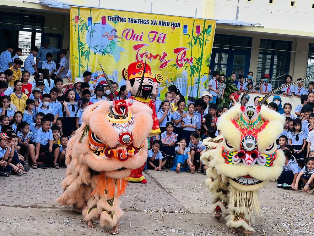 Đội lân múa phục vụ các em nhỏ trường Tiểu học và THCS Bình Hòa. Ảnh: NGUYỄN TRANG Đội lân múa phục vụ các em nhỏ trường Tiểu học và THCS Bình Hòa. Ảnh: NGUYỄN TRANG