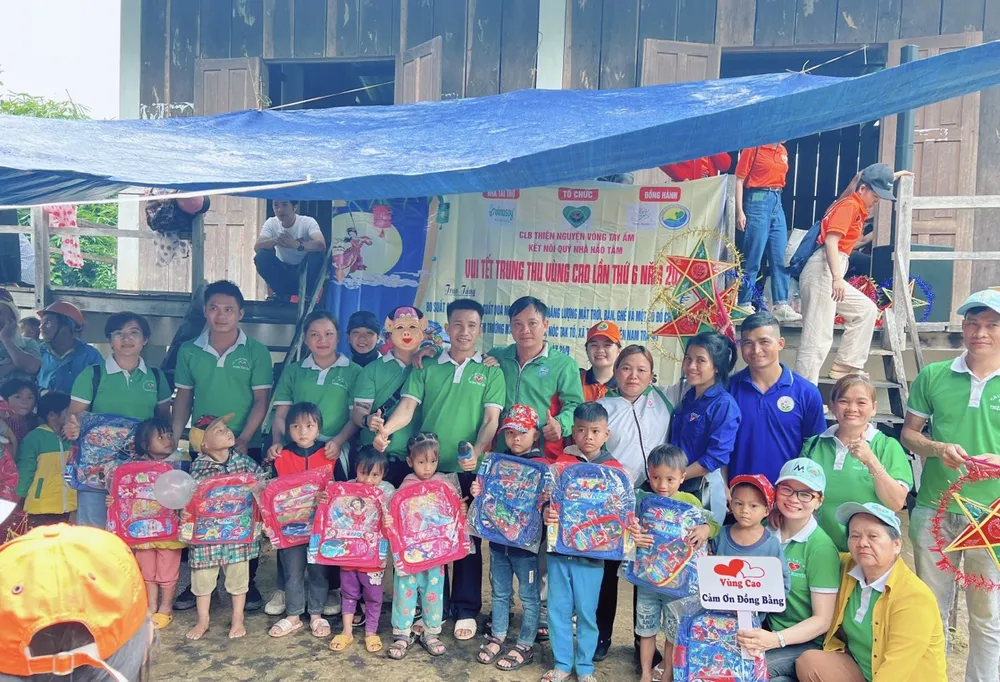 Các nhóm thiện nguyện tặng quà cho trẻ em Các nhóm thiện nguyện tặng quà cho trẻ em