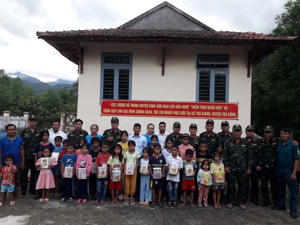 Ban Chỉ huy Quân sự huyện Bình Sơn tặng quà cho trẻ em tại xã Trà Giang, huyện Trà Bồng. Ảnh: NGUYỄN TRANG Ban Chỉ huy Quân sự huyện Bình Sơn tặng quà cho trẻ em tại xã Trà Giang, huyện Trà Bồng. Ảnh: NGUYỄN TRANG