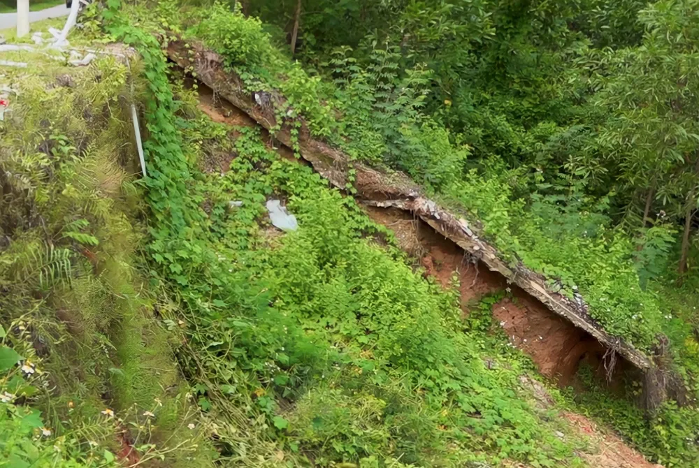 Cận cảnh sạt lở trượt bờ kè quốc lộ Cận cảnh sạt lở trượt bờ kè quốc lộ