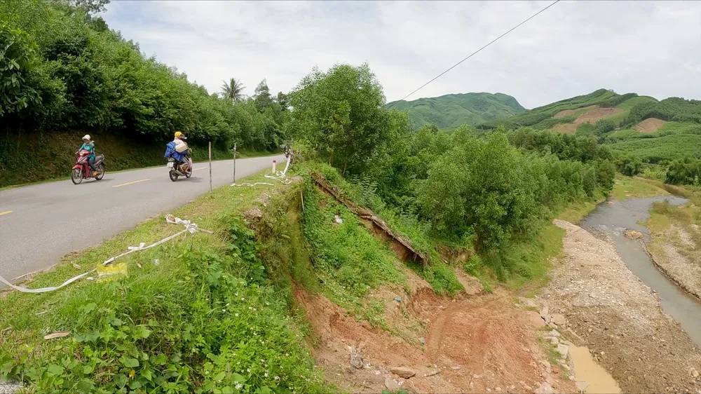 Quốc lộ 24 là tuyến giao thông huyết mạch từ Quảng Ngãi đi Kon Tum Quốc lộ 24 là tuyến giao thông huyết mạch từ Quảng Ngãi đi Kon Tum