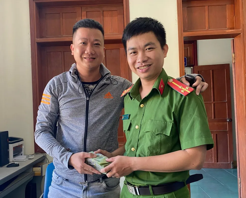 Anh Huy gửi lại số tiền 40,5 triệu đồng cho Công an huyện Bình Sơn để trả lại cho người chuyển nhầm Anh Huy gửi lại số tiền 40,5 triệu đồng cho Công an huyện Bình Sơn để trả lại cho người chuyển nhầm