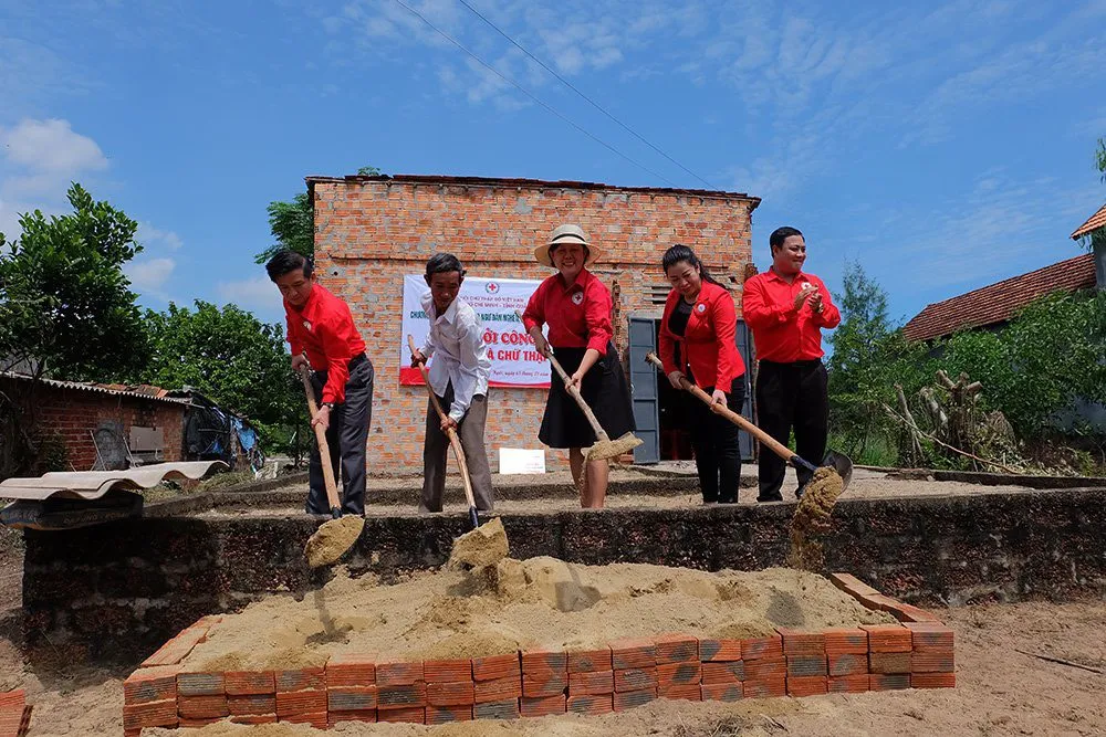 Sau chương trình, Hội Chữ thập đỏ quận 6, TPHCM và Hội Chữ thập đỏ tỉnh Quảng Ngãi đã khởi công xây dựng nhà cho các hộ dân. Ảnh: Hội Chữ thập đỏ tỉnh Quảng Ngãi Sau chương trình, Hội Chữ thập đỏ quận 6, TPHCM và Hội Chữ thập đỏ tỉnh Quảng Ngãi đã khởi công xây dựng nhà cho các hộ dân. Ảnh: Hội Chữ thập đỏ tỉnh Quảng Ngãi