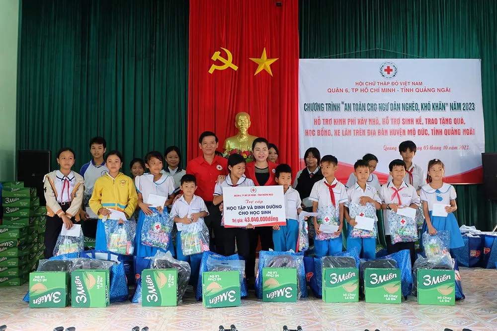 Trao trợ cấp học tập và dinh dưỡng cho học sinh trị giá hơn 43 triệu đồng. Ảnh: Hội Chữ thập đỏ tỉnh Quảng Ngãi Trao trợ cấp học tập và dinh dưỡng cho học sinh trị giá hơn 43 triệu đồng. Ảnh: Hội Chữ thập đỏ tỉnh Quảng Ngãi