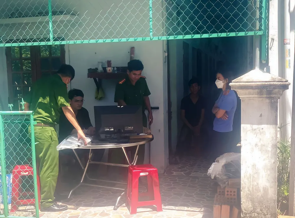 Lực lượng chức năng kiểm tra phòng trọ các nghi phạm Lực lượng chức năng kiểm tra phòng trọ các nghi phạm