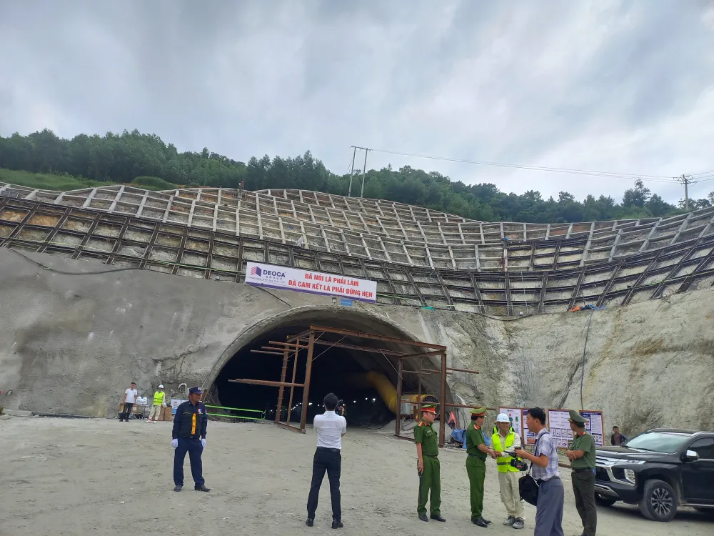 Đẩy nhanh tiến độ thông hầm 2. Ảnh: NGUYỄN TRANG