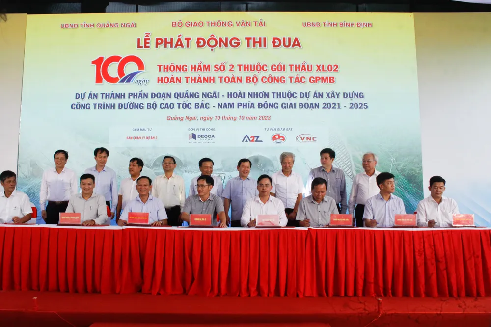 Ký cam kết hoàn thành bàn giao công tác giải phóng mặt bằng toàn bộ dự án Quảng Ngãi - Hoài Nhơn. Ảnh: NGUYỄN TRANG