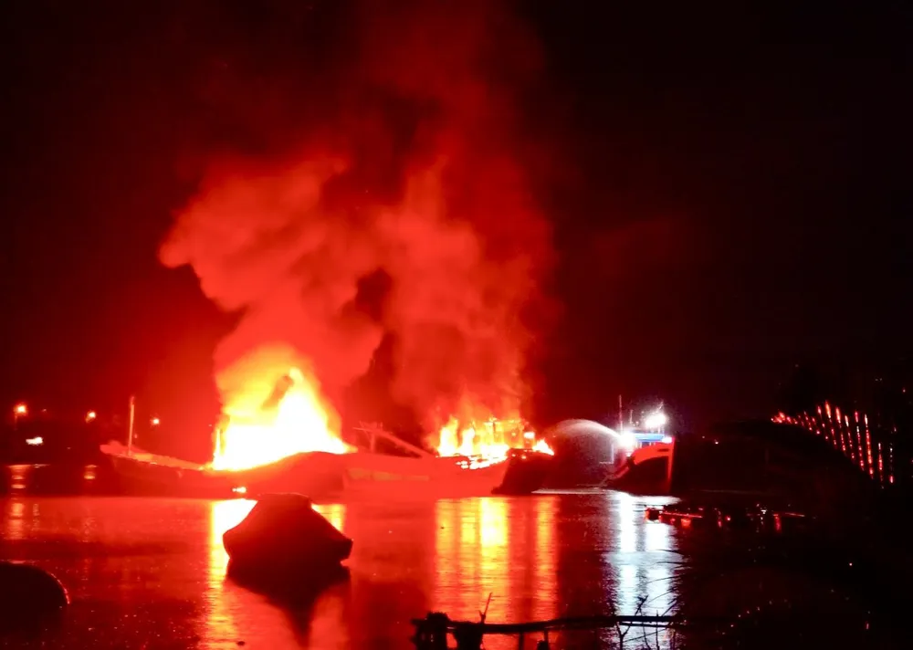 Tàu cá neo đậu bất ngờ bốc cháy