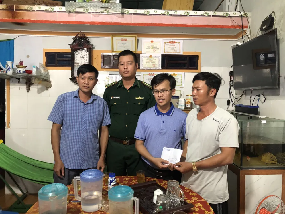 Huyện Bình Sơn hỗ trợ ngư dân có tàu bị cháy