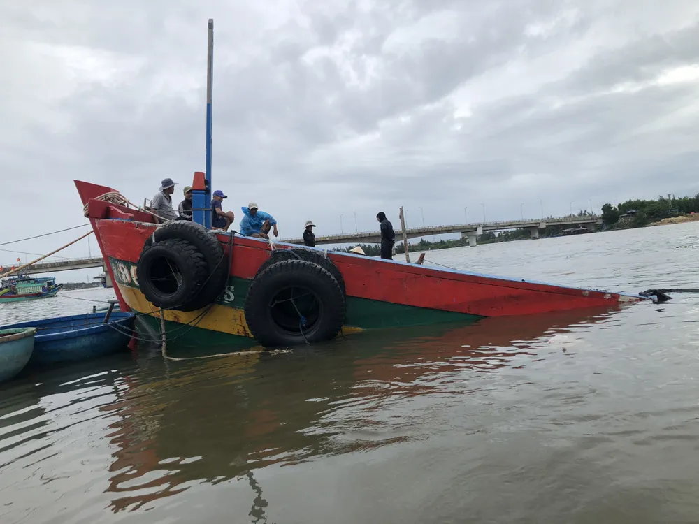 Chiếc tàu bị chìm sau vụ cháy