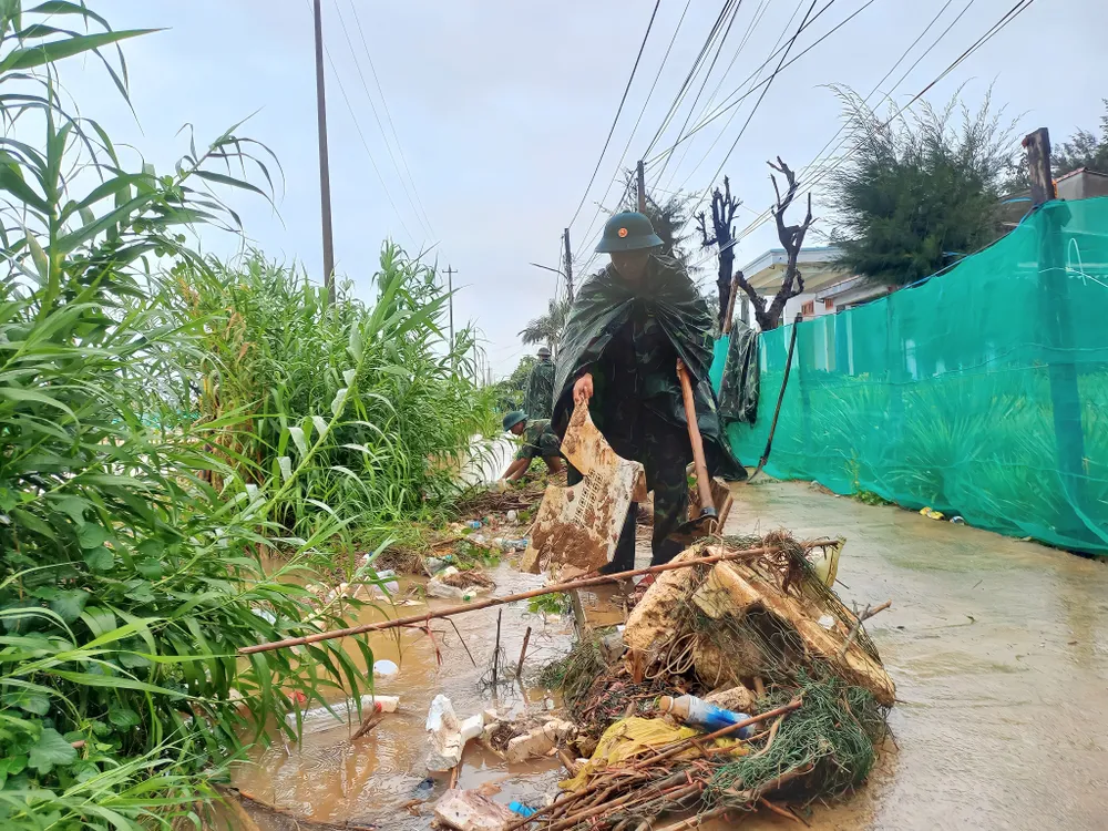 Các cán bộ chiến sĩ dọn dẹp vệ sinh Các cán bộ chiến sĩ dọn dẹp vệ sinh