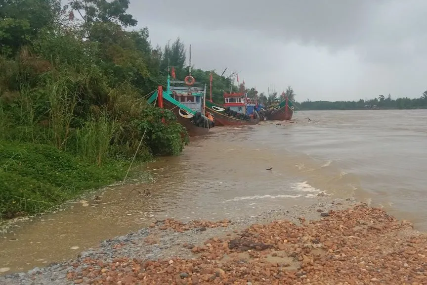 Khu vực bị sạt lở gần khu neo đậu tàu thuyền ngư dân xã Bình Dương, huyện Bình Sơn, tỉnh Quảng Ngãi. Ảnh: UBND xã Bình Dương Khu vực bị sạt lở gần khu neo đậu tàu thuyền ngư dân xã Bình Dương, huyện Bình Sơn, tỉnh Quảng Ngãi. Ảnh: UBND xã Bình Dương