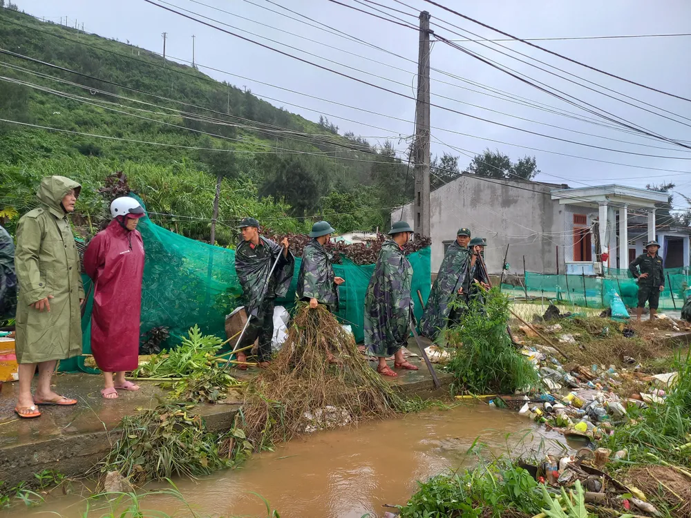Một lượng rác dày đặc tấp vào kênh mương Một lượng rác dày đặc tấp vào kênh mương