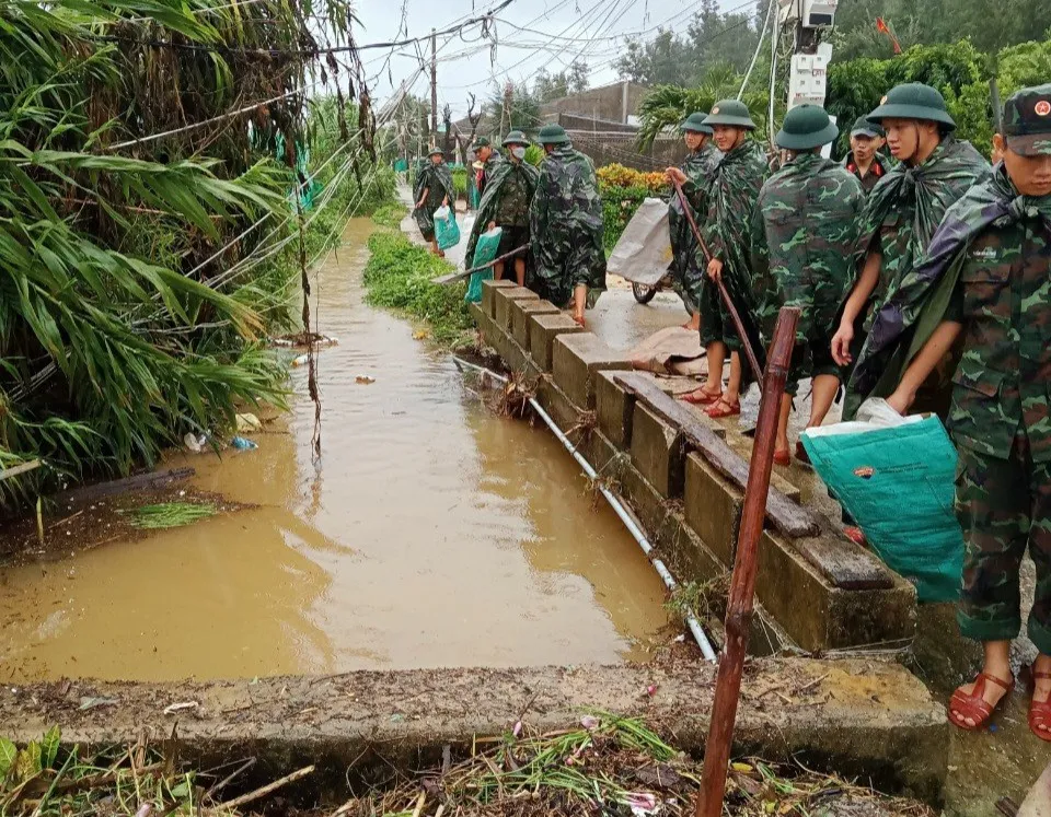 Do ảnh hưởng mưa lớn, rác cuốn trôi theo dòng kênh mương Do ảnh hưởng mưa lớn, rác cuốn trôi theo dòng kênh mương