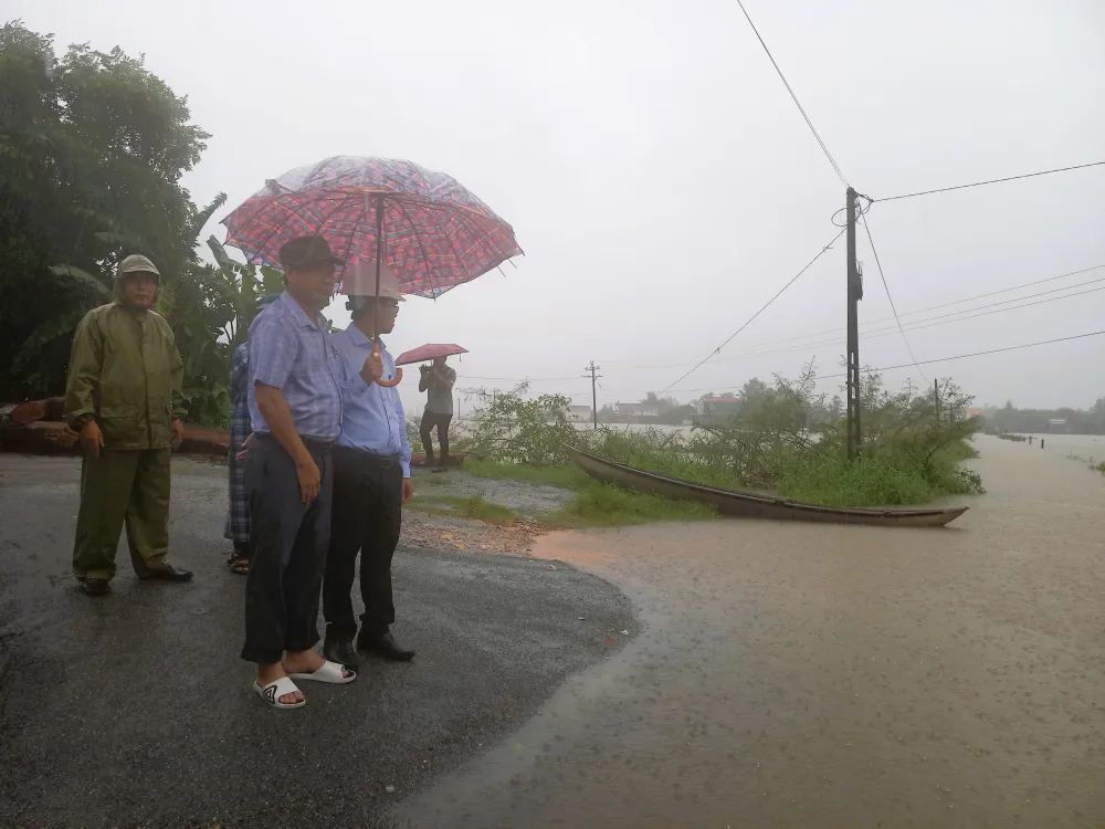 UBND huyện Bình Sơn đã đi kiểm tra công tác ứng phó tại các địa phương trên địa bàn huyện. Ảnh: NGUYỄN TRANG UBND huyện Bình Sơn đã đi kiểm tra công tác ứng phó tại các địa phương trên địa bàn huyện. Ảnh: NGUYỄN TRANG