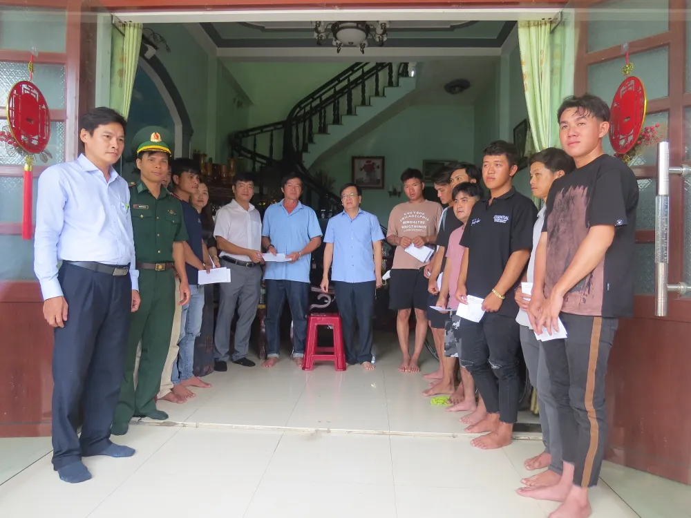 Lãnh đạo UBND thị xã Đức Phổ thăm hỏi, động viên và trao hỗ trợ cho 2 chủ tàu cùng các thuyền viên Lãnh đạo UBND thị xã Đức Phổ thăm hỏi, động viên và trao hỗ trợ cho 2 chủ tàu cùng các thuyền viên