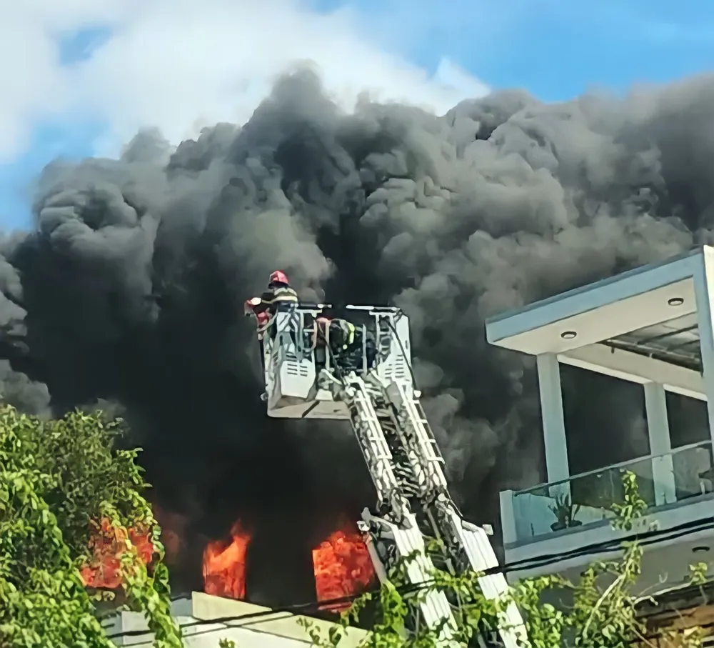Lực lượng Cảnh sát PCCC-CNCH sử dụng thang chữa cháy để dập tắt đám cháy