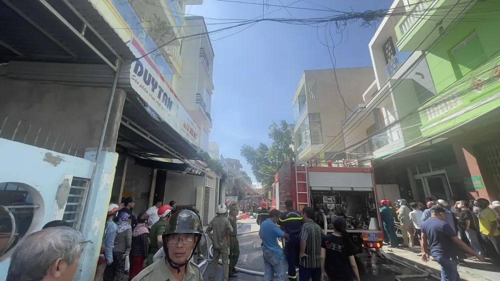 Xe cứu hỏa đến hiện trường để xử lý