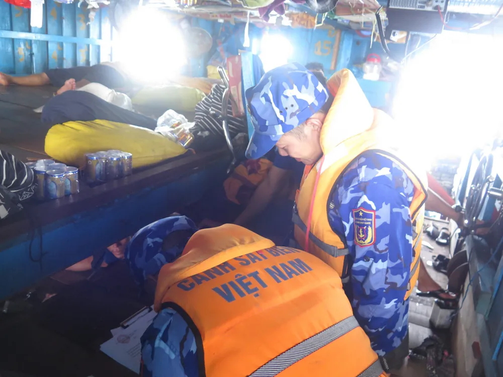 Sau khi hỗ trợ cấp cứu, tàu CSB nhanh chóng đưa ngư dân vào bờ điều trị