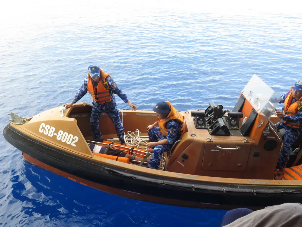 Tàu CSB 8002 tiếp cận tàu có ngư dân gặp nạn